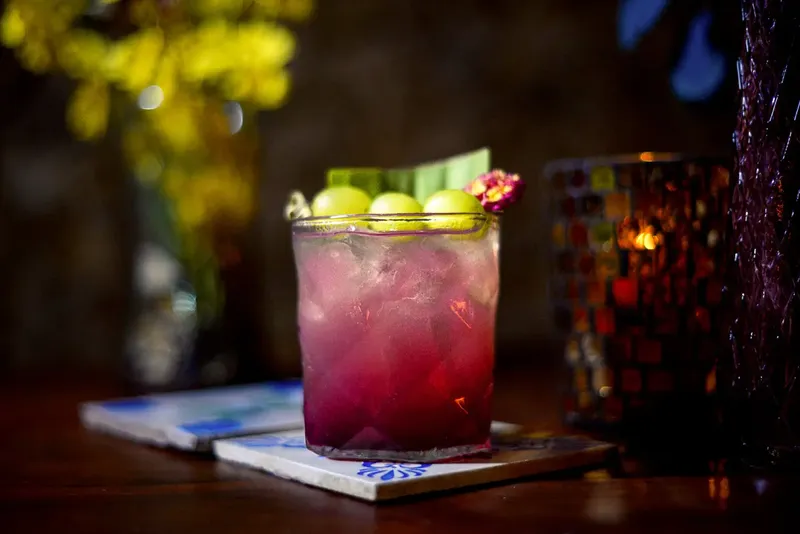 Coquetel autoral sem álcool do BICA BAR em Olinda, servido sob iluminação cênica baixa