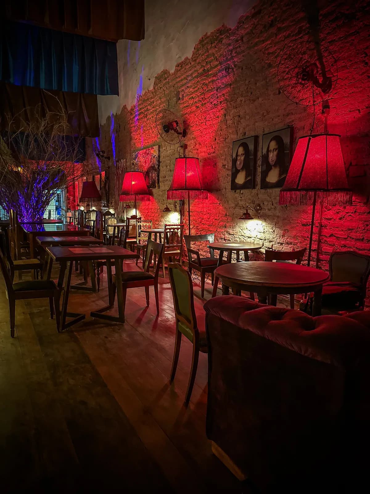 Ambiente interno acolhedor do BICA BAR com iluminação cênica baixa em Olinda