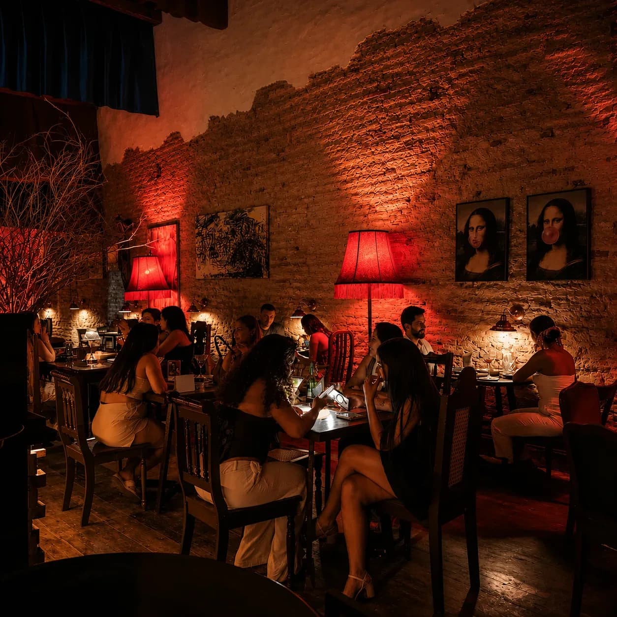 Salão do BICA à noite, sob luz âmbar e vermelha