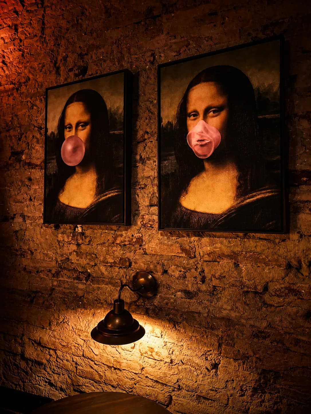 Releitura autoral da Mona Lisa na parede de tijolo do BICA